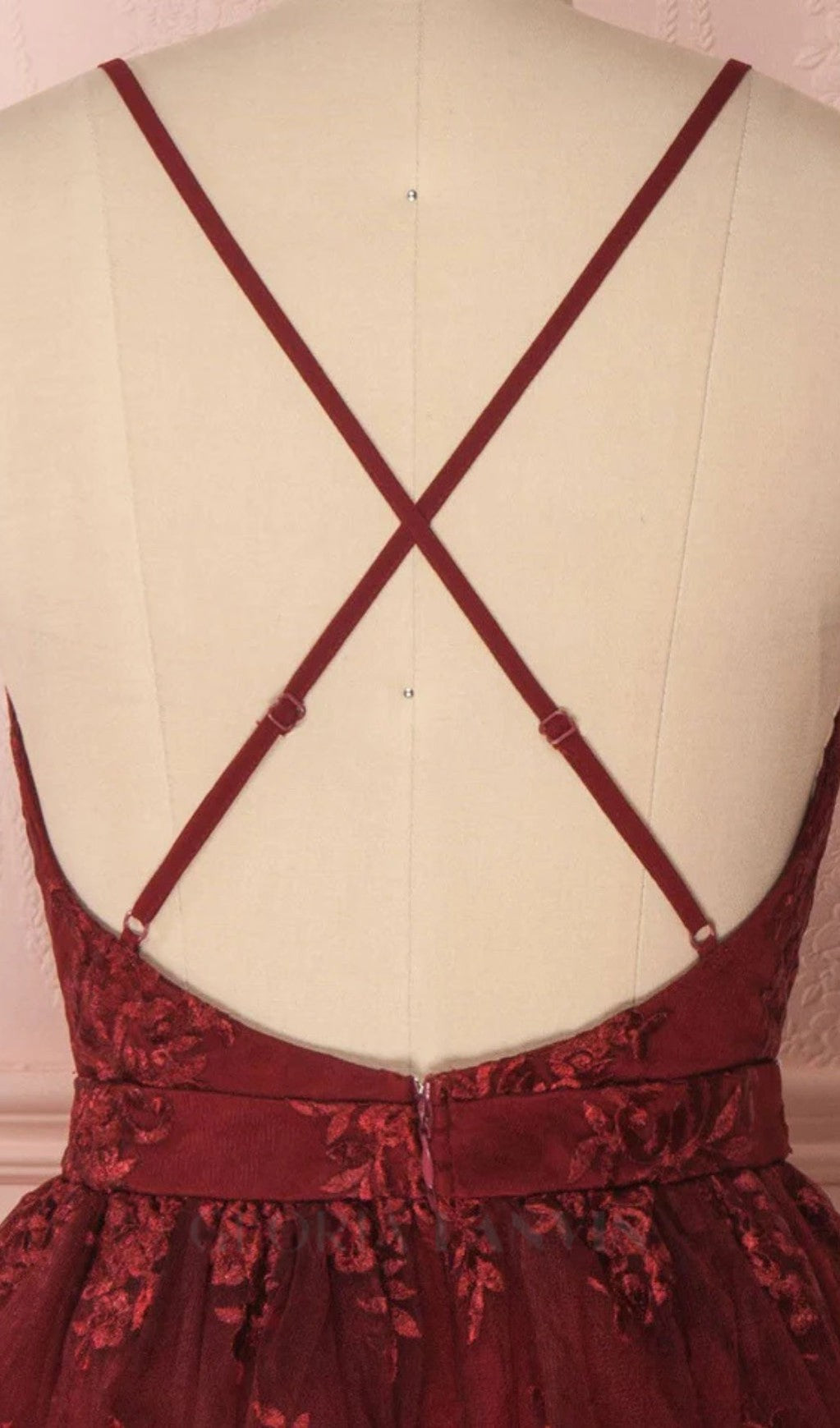 Kurzes burgunderrotes Ballkleid mit V-Ausschnitt aus Tüllspitze