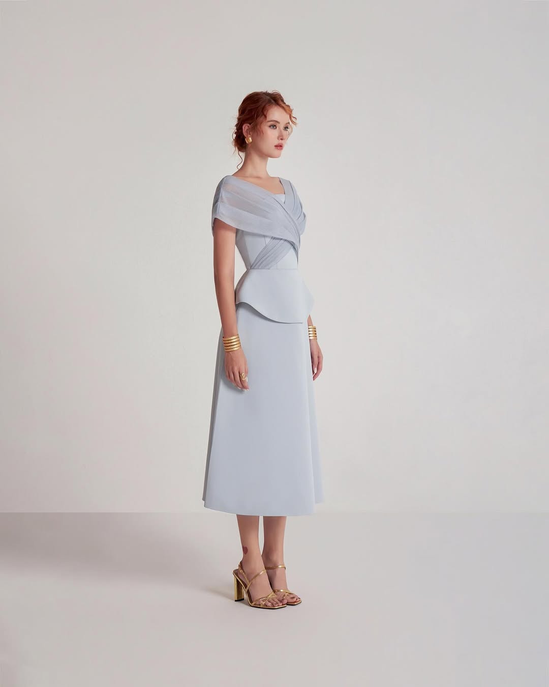 Hellgraues Midikleid mit Mesh-Patchwork-Muster