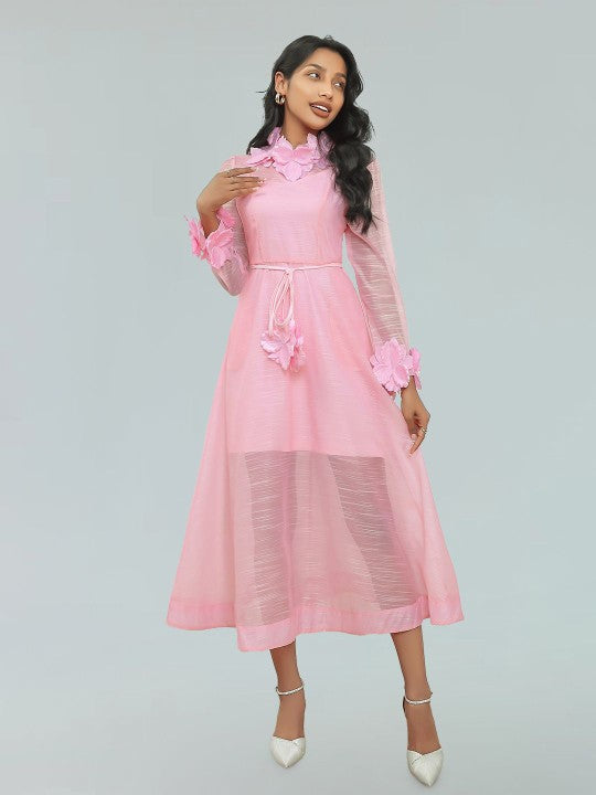 Robe midi en dentelle rose ornée de fleurs, style Vicky.