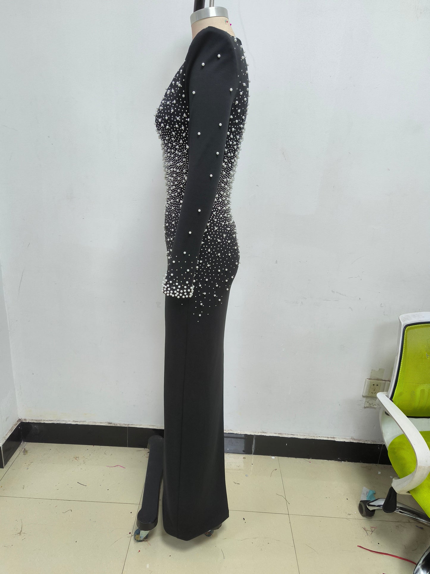 Robe longue noire à col en V ornée de perles