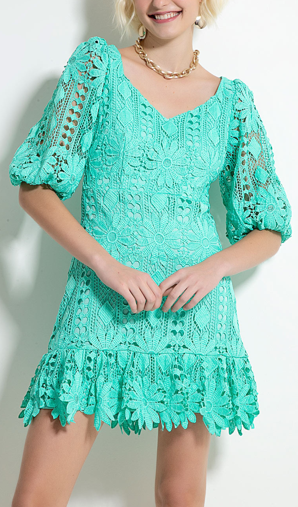 GRÜNES WASSERLÖSLICHES PATCHWORK-MINIKLEID AUS SPITZE MIT V-AUSSCHNITT UND CUTOUT