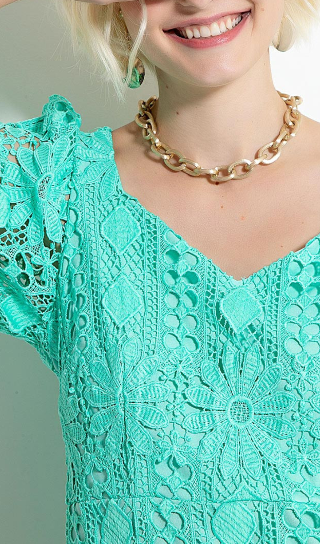 GRÜNES WASSERLÖSLICHES PATCHWORK-MINIKLEID AUS SPITZE MIT V-AUSSCHNITT UND CUTOUT