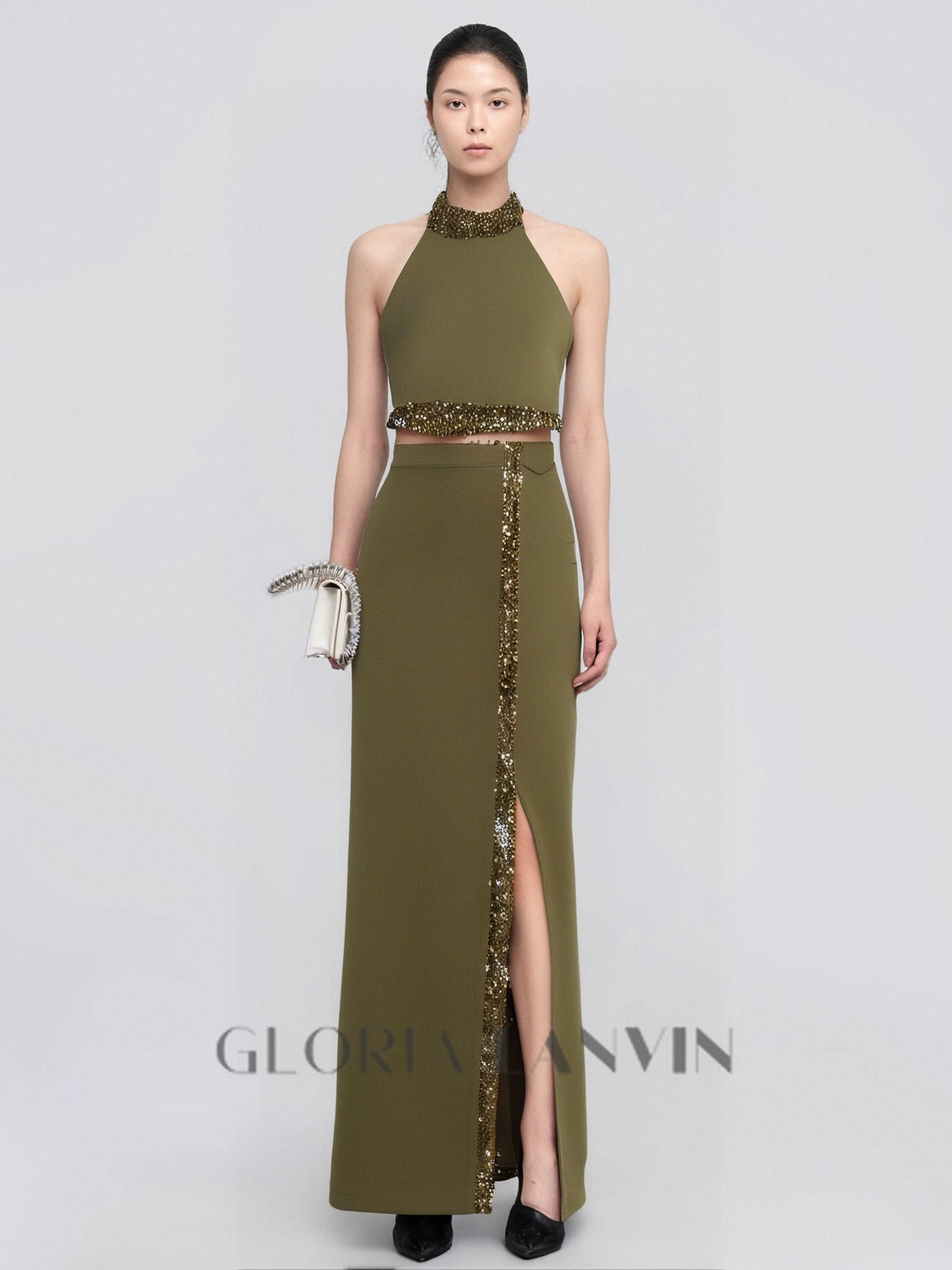 Ensemble jupe fendue et haut dos nu orné de perles et de diamants, de couleur verte
