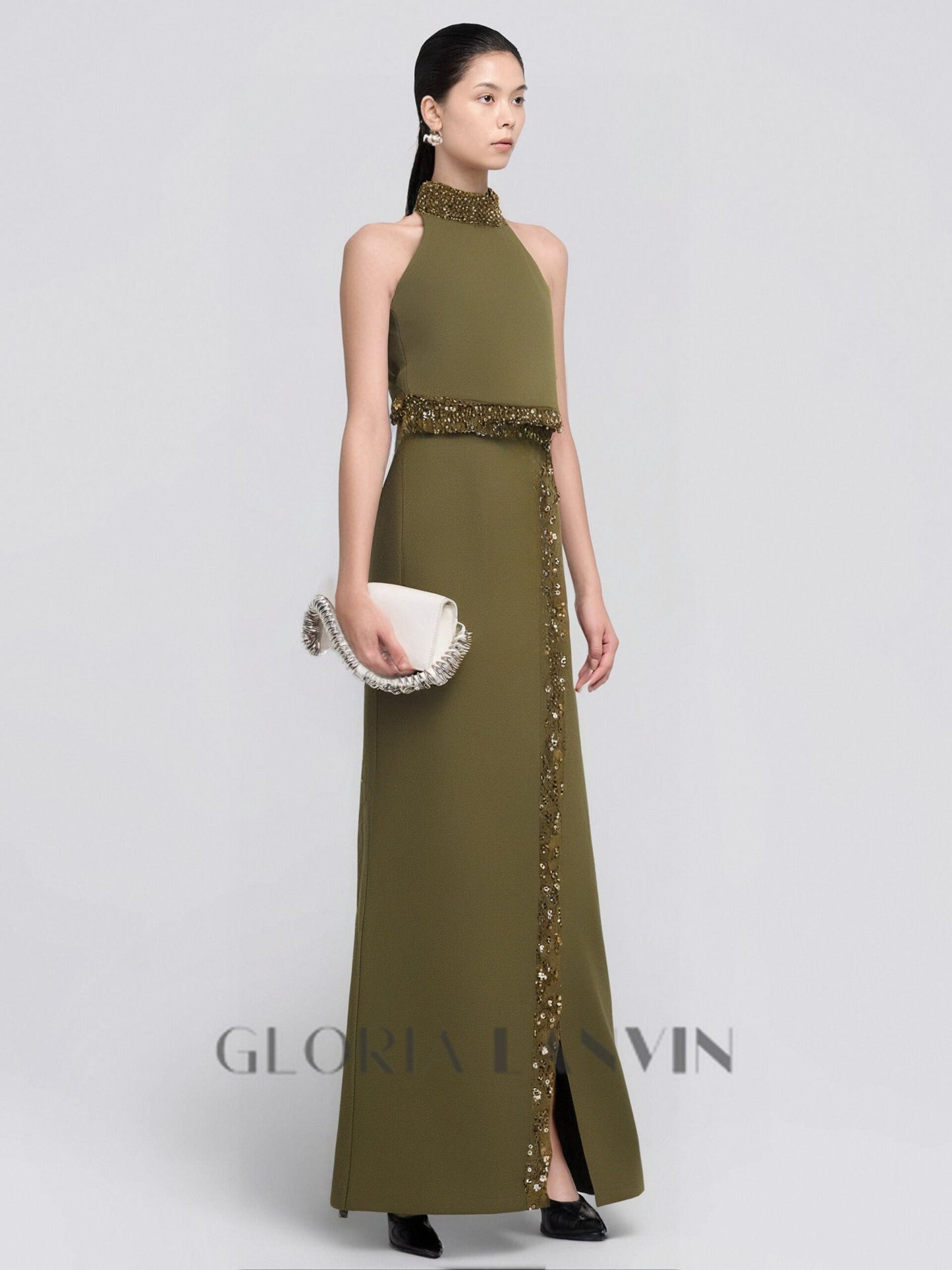 Ensemble jupe fendue et haut dos nu orné de perles et de diamants, de couleur verte