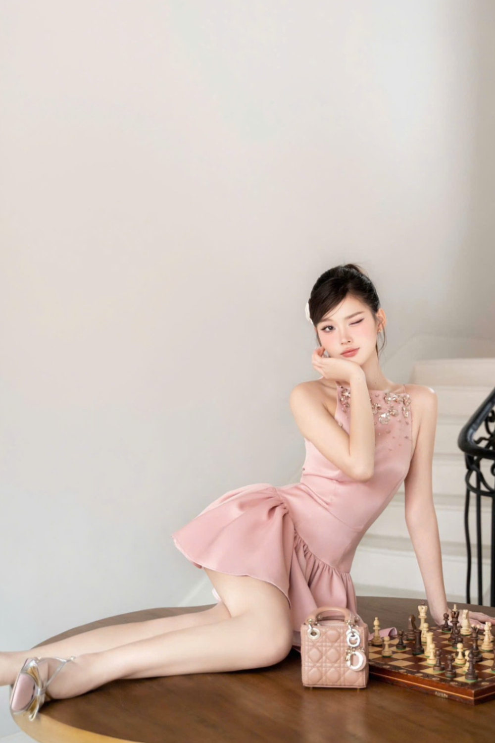 robe mini-gilet rose ornée de cristaux