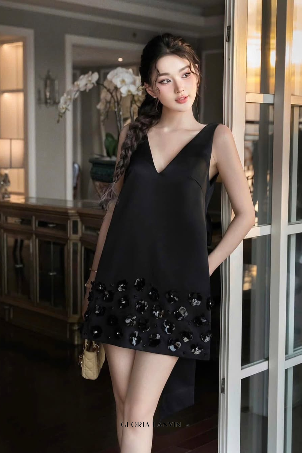 Robe mini noire sans manches à col en V et imprimé floral