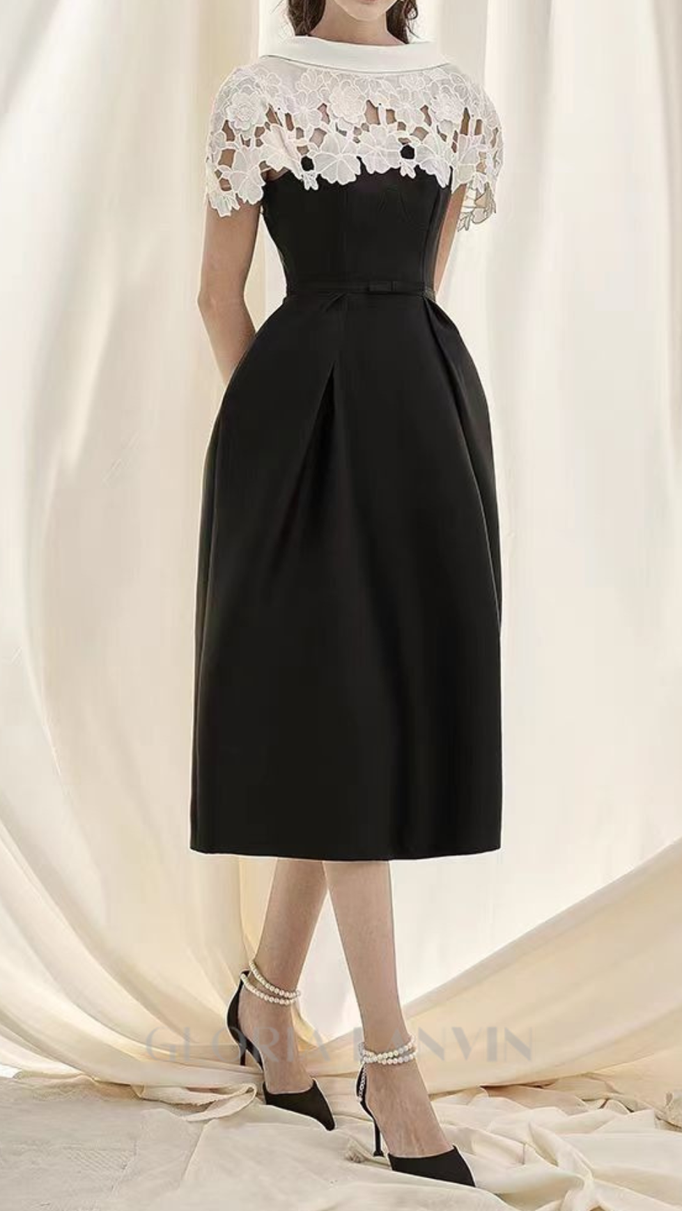 Schwarzes, schmal geschnittenes A-Linien-Midikleid aus durchbrochener Spitze