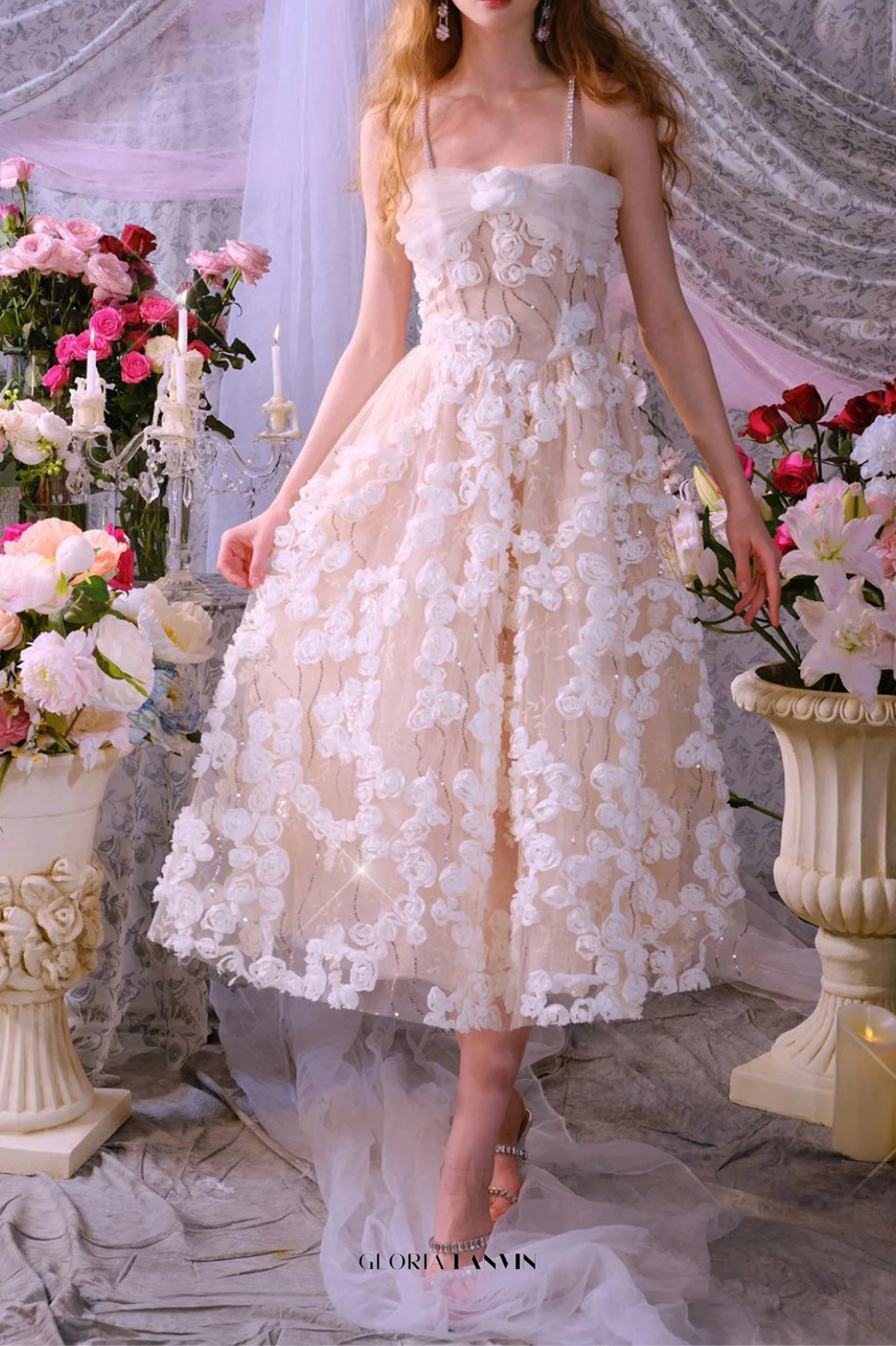 Robe longue blanche à chaîne de strass et fleurs stéréoscopiques