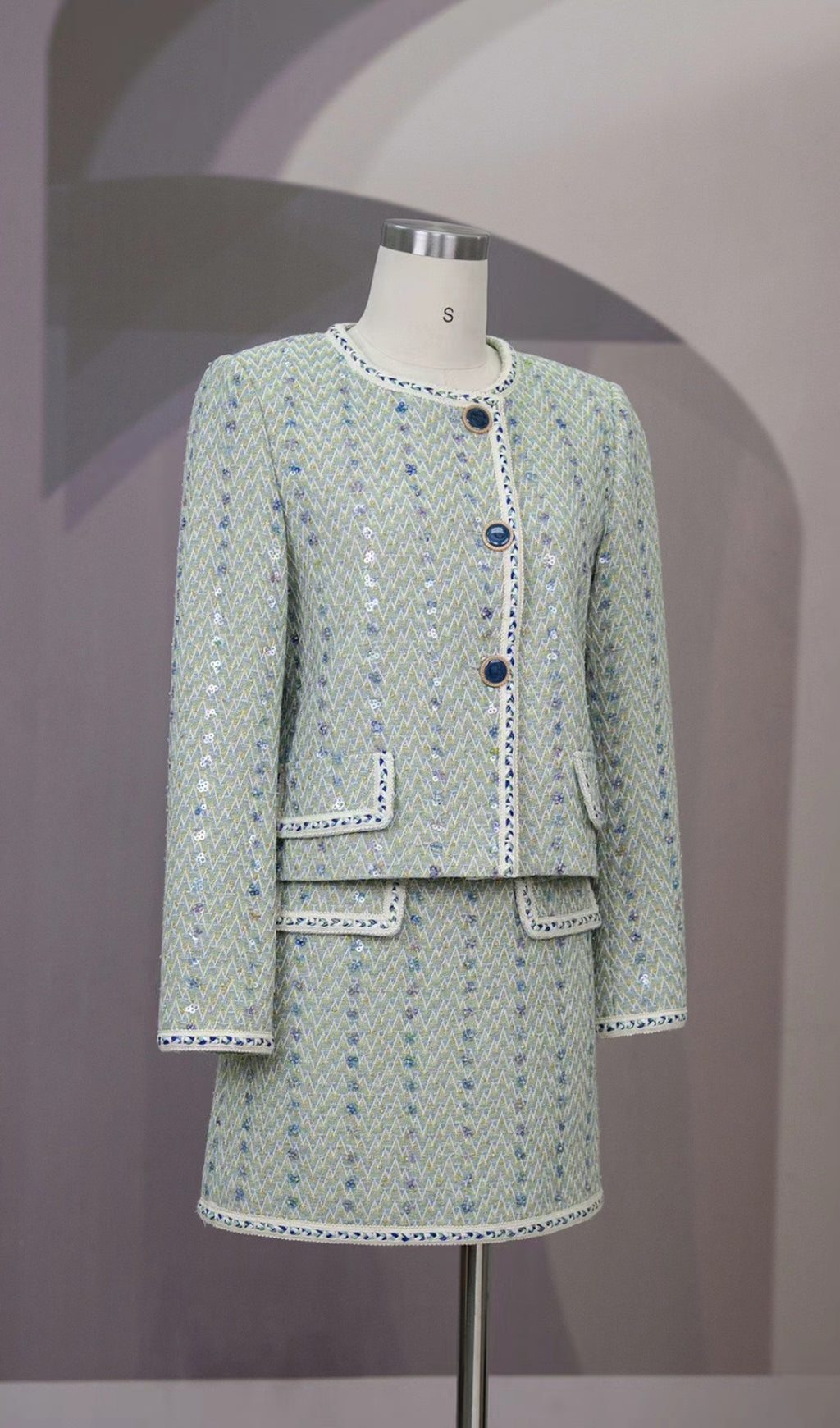 FLORALE TWEED-KNÖPFE-JACKE + MINIROCK