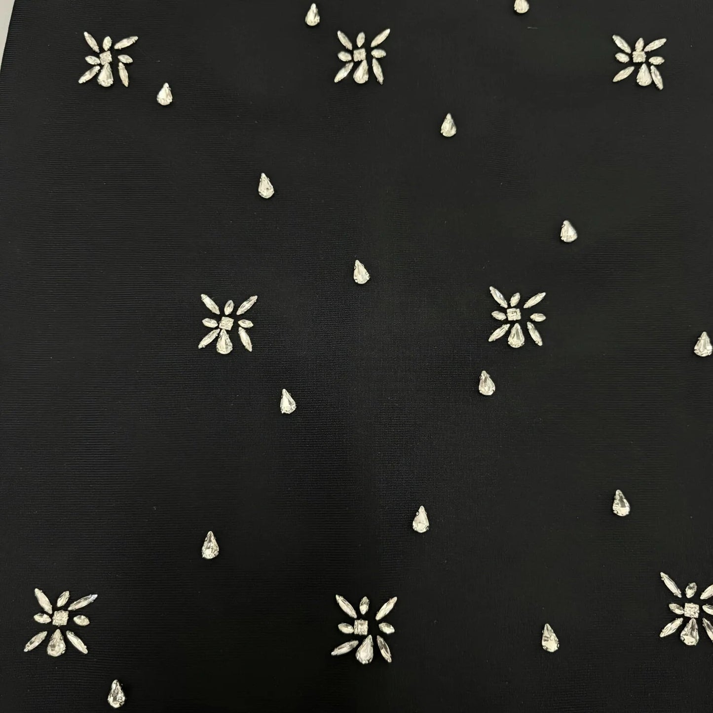 Robe longue noire drapée à ourlet bardot et détails en cristal