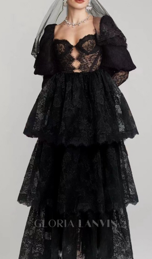 Schwarzes Maxikleid mit Puffärmeln und Spitze