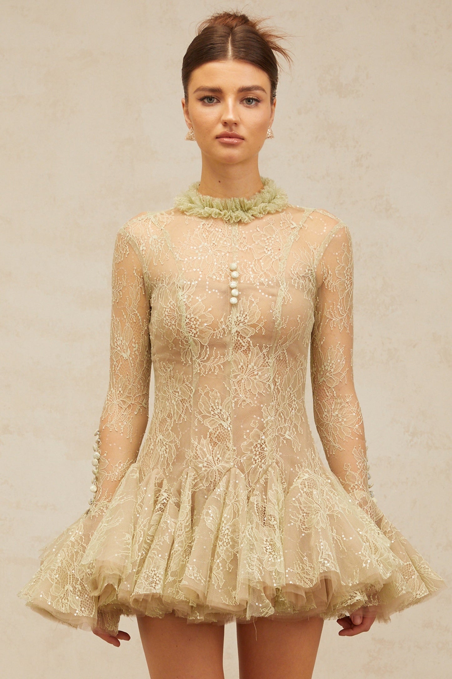 Grünes besticktes ausgestelltes Minikleid