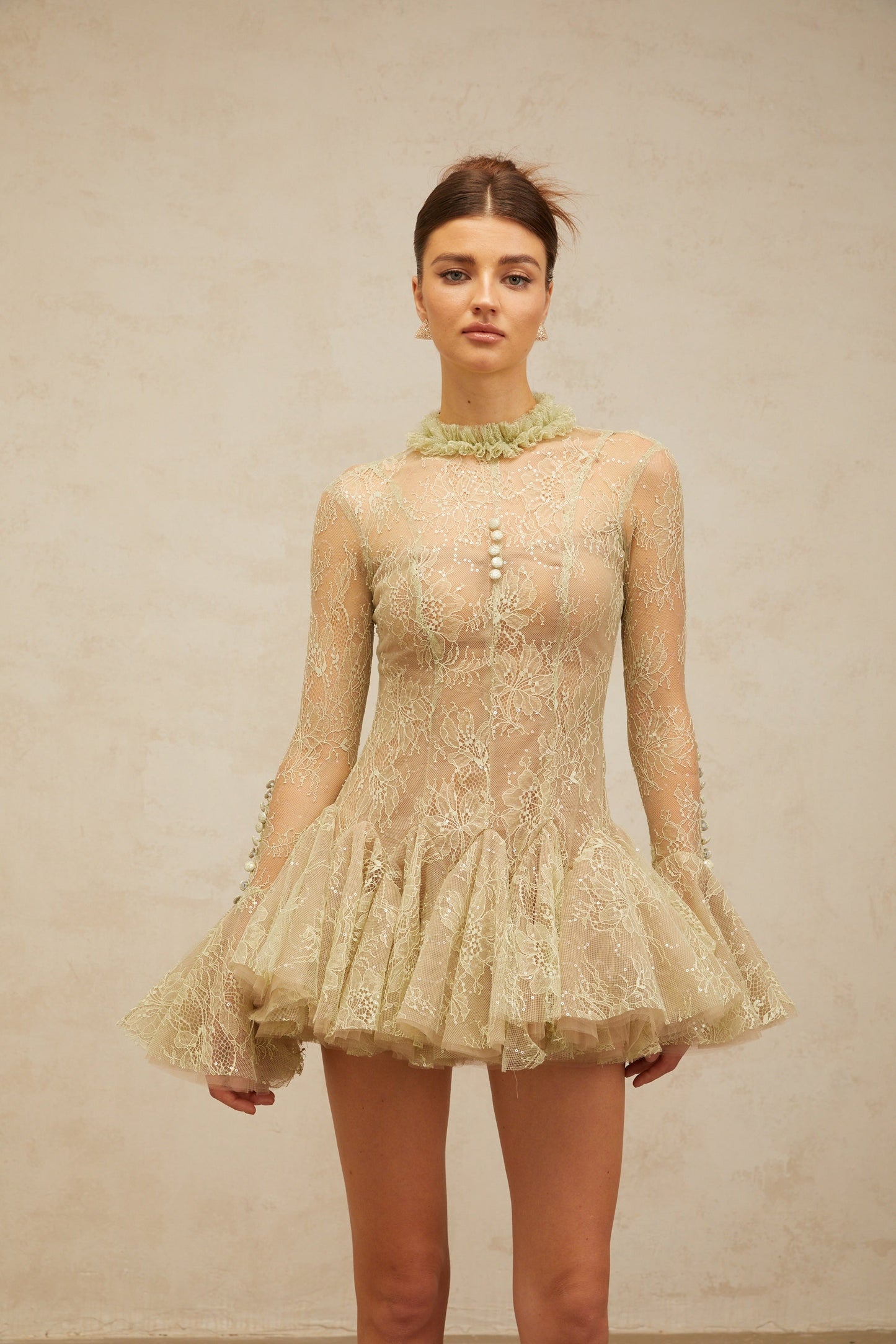 Grünes besticktes ausgestelltes Minikleid