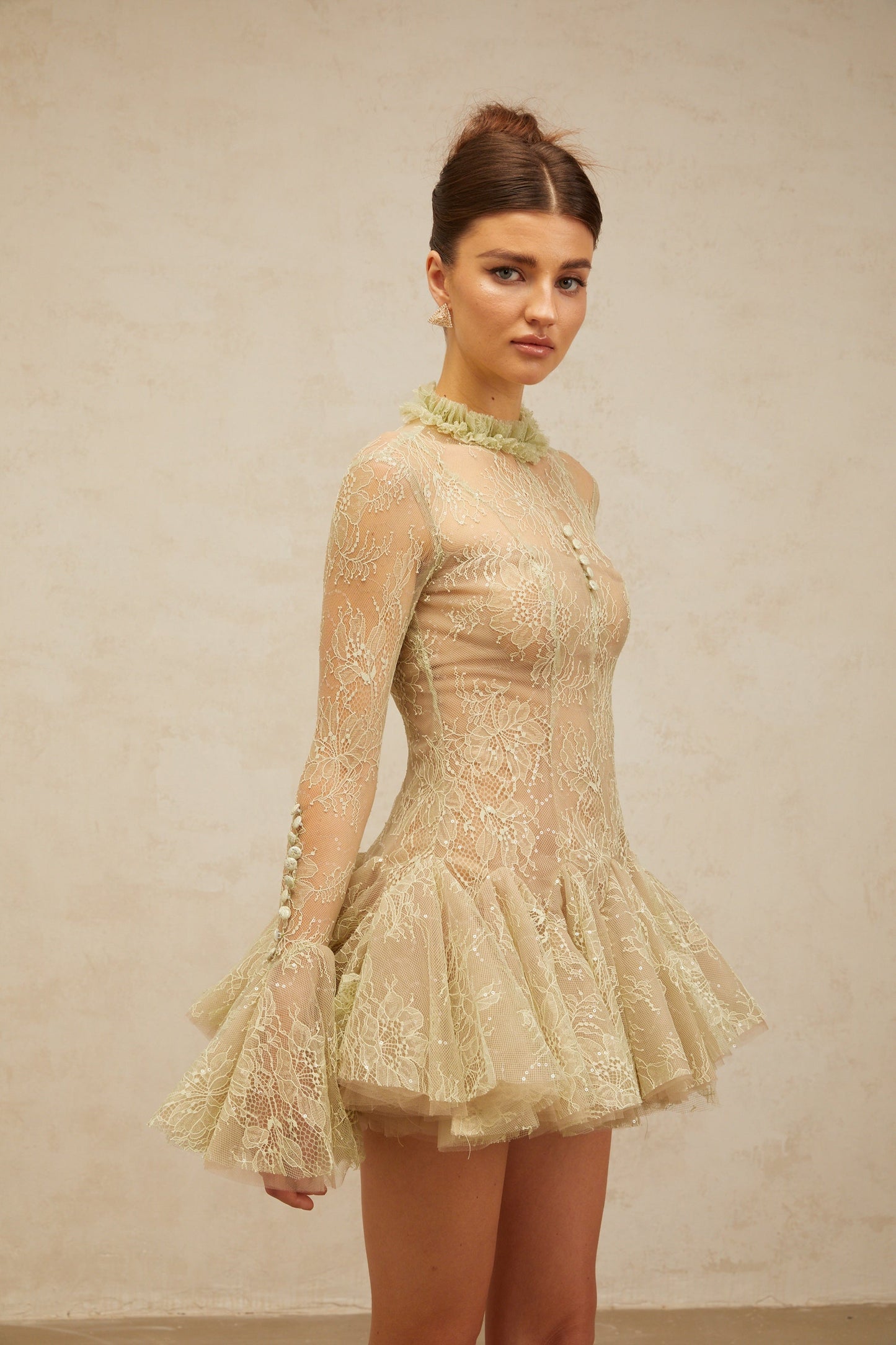 Grünes besticktes ausgestelltes Minikleid