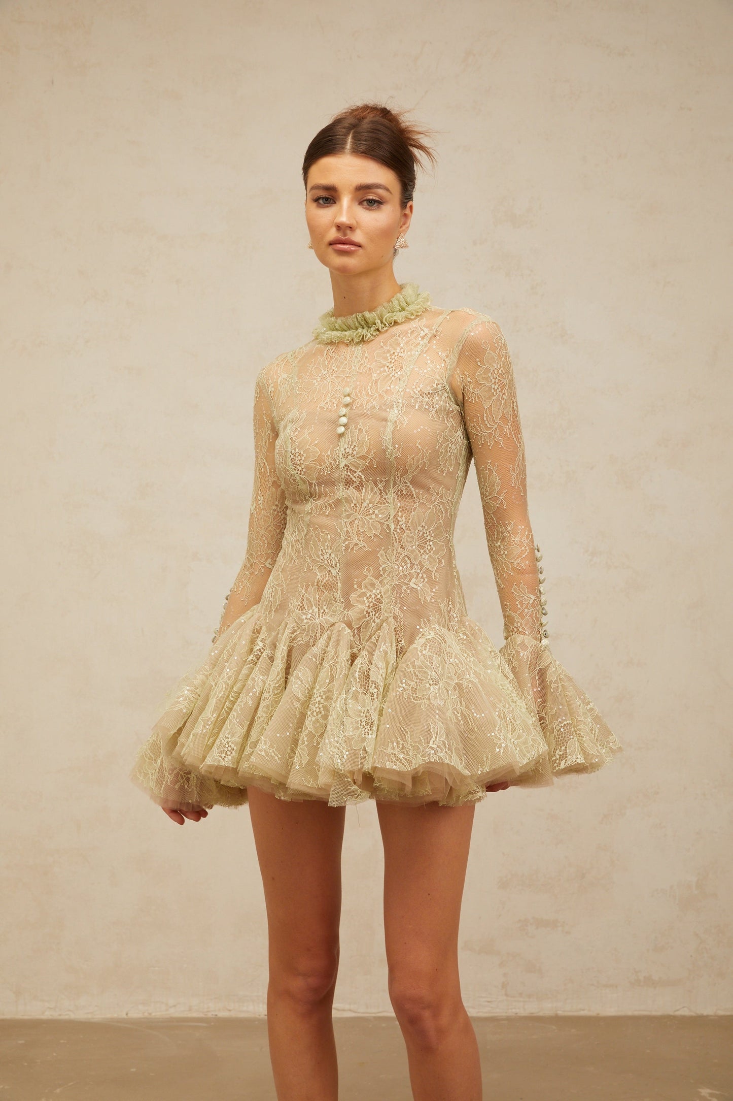 Grünes besticktes ausgestelltes Minikleid