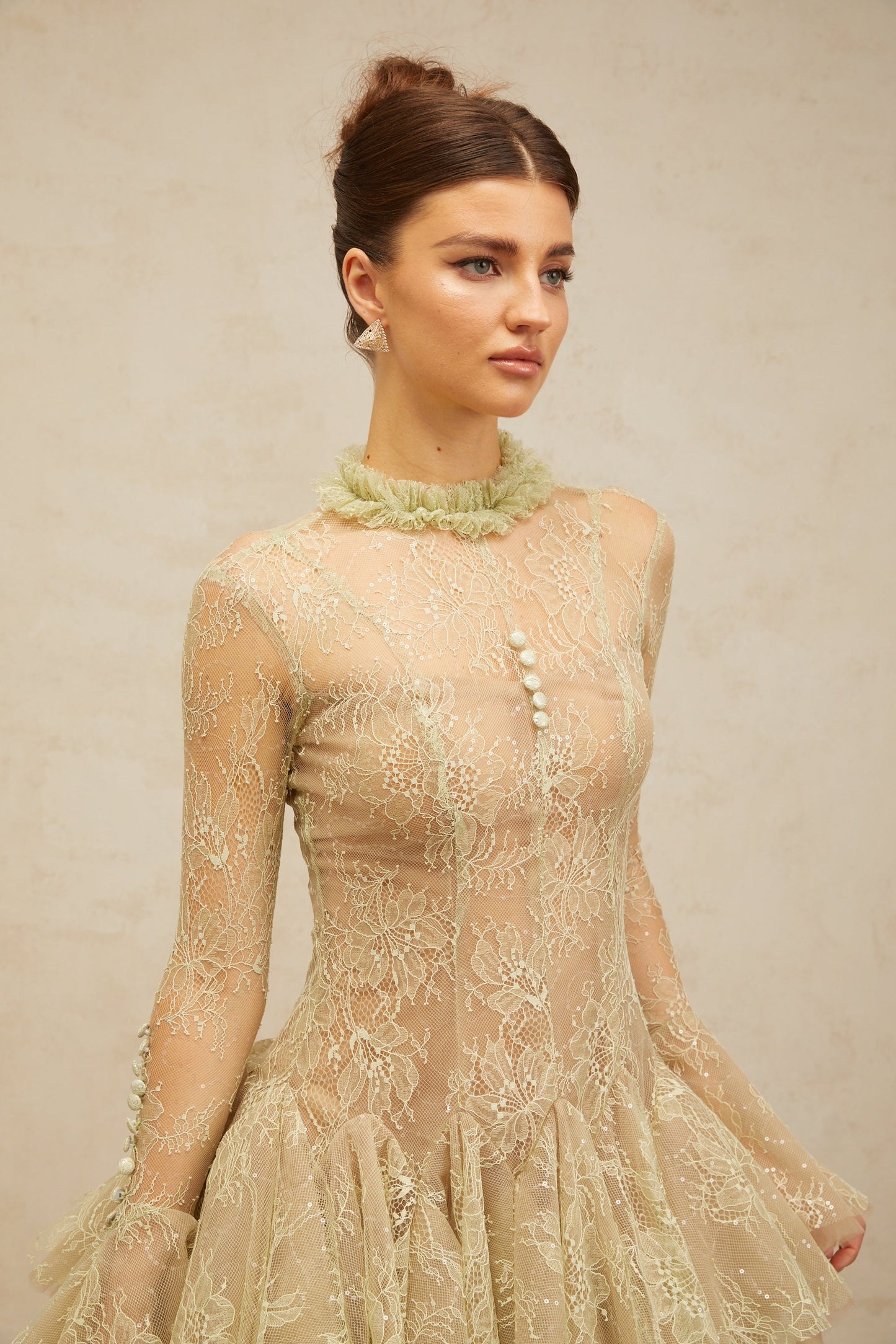 Grünes besticktes ausgestelltes Minikleid