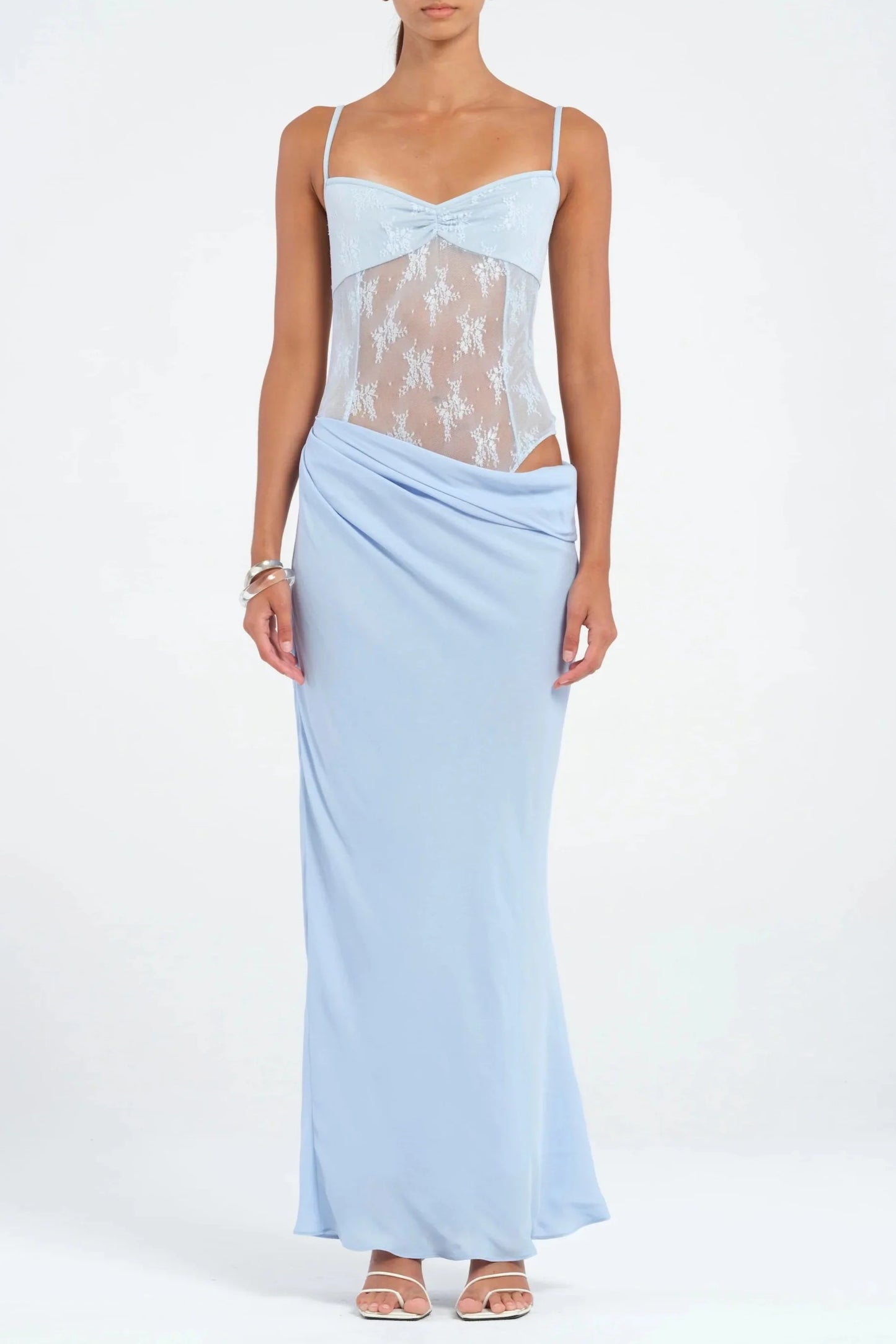 Blaues Maxikleid mit plissierten Trägern und Rüschen.