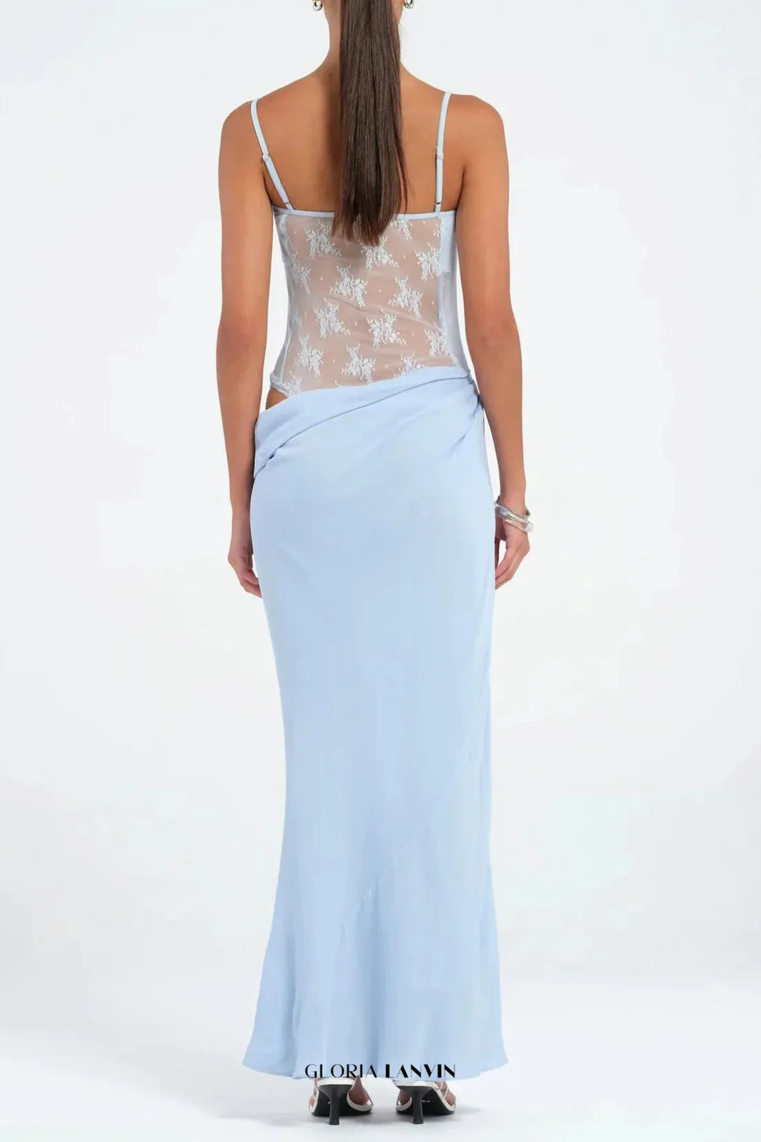 Blaues Maxikleid mit plissierten Trägern und Rüschen.