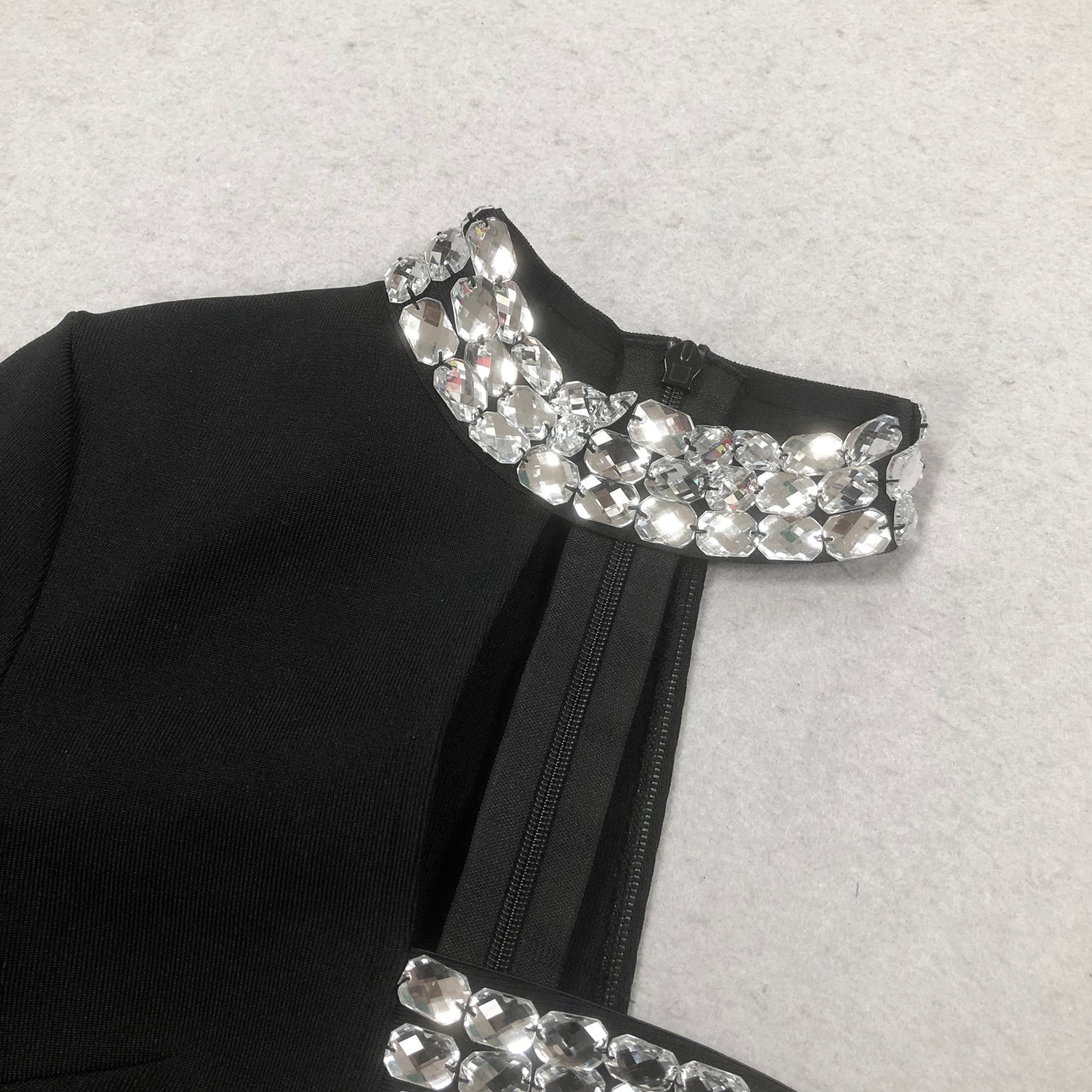 Robe longue noire à une manche et découpe ornée de cristaux