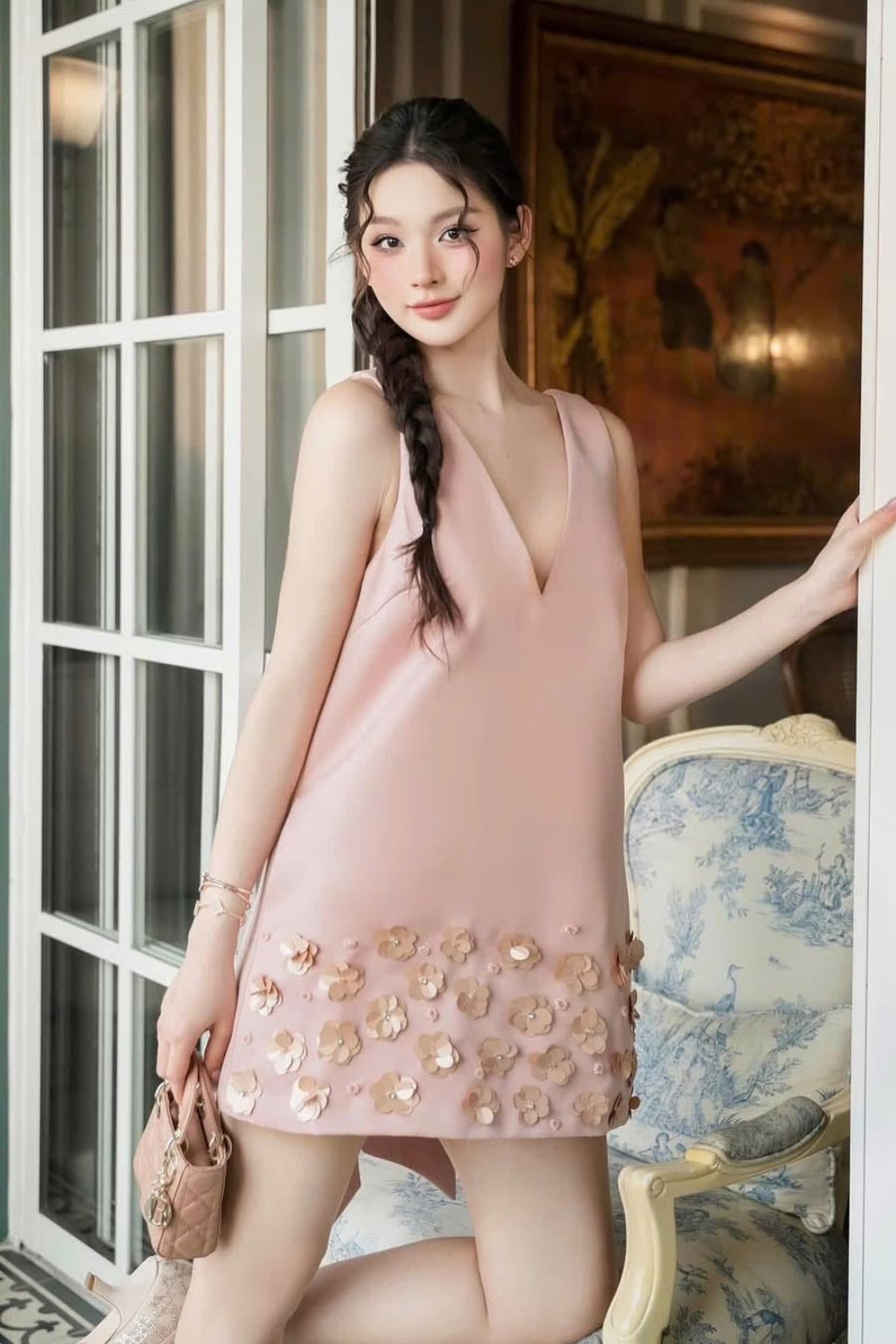 Robe courte rose sans manches à col en V et imprimé floral