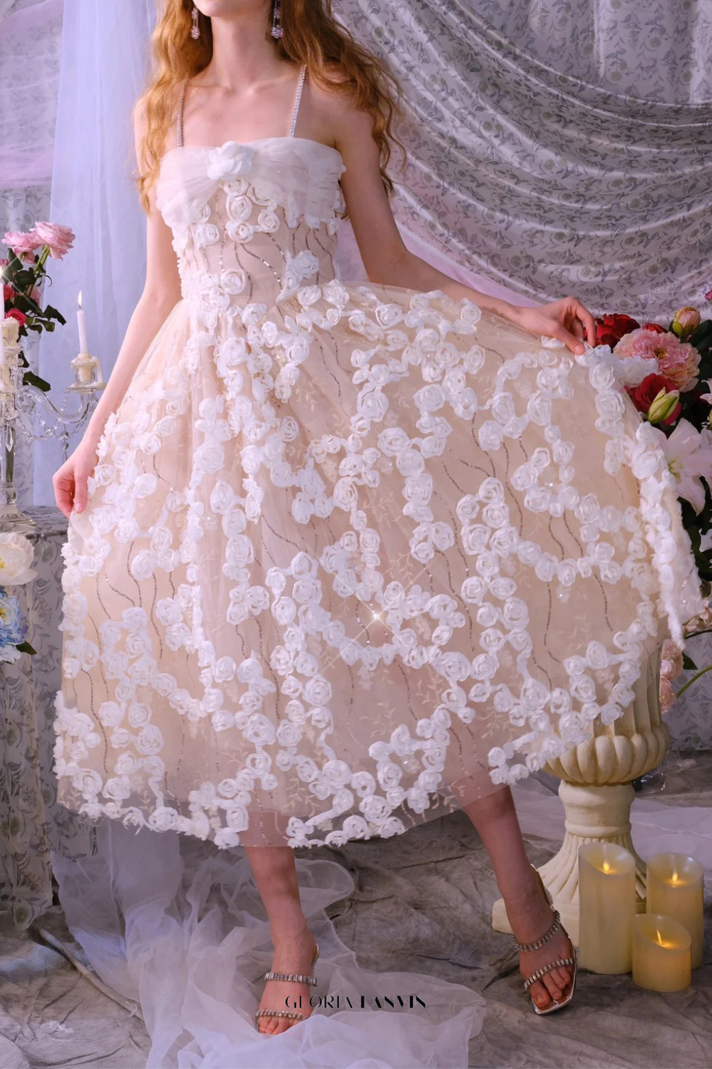 Robe longue blanche à chaîne de strass et fleurs stéréoscopiques