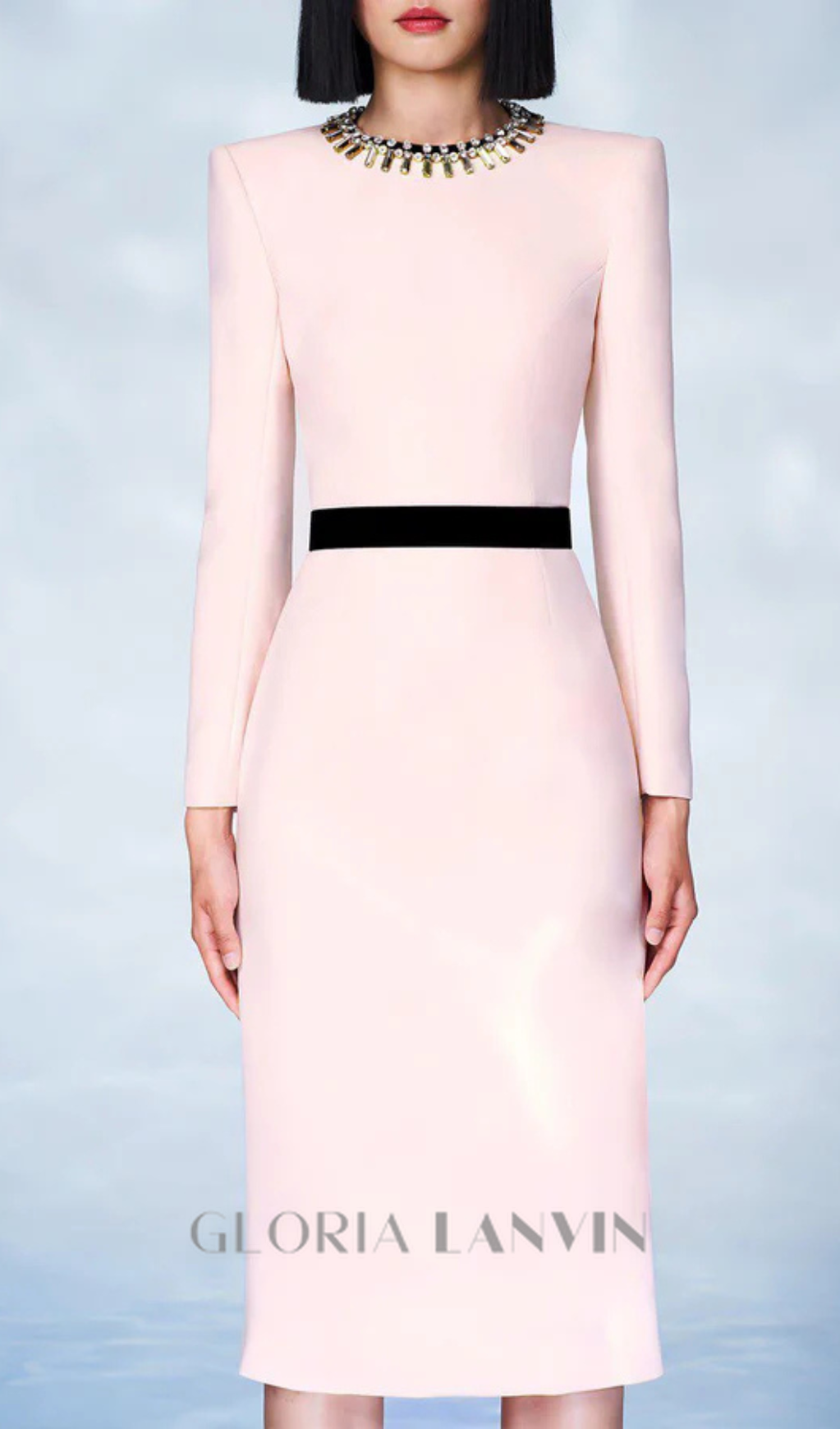 Robe fourreau maxi rose ornée de diamants