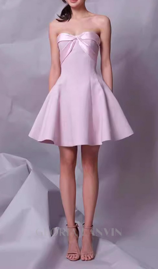 Robe mini-bretelles rose avec nœud