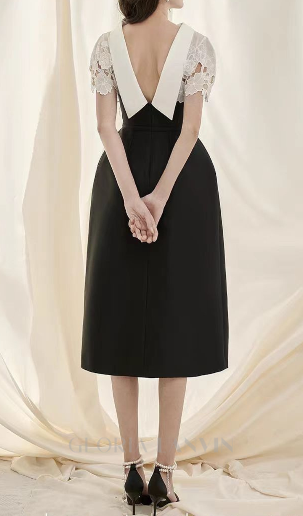 Schwarzes, schmal geschnittenes A-Linien-Midikleid aus durchbrochener Spitze