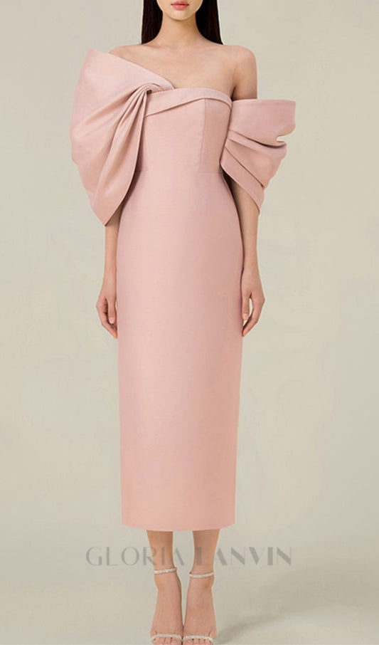 ROBE MIDI ROSE À ÉPAULES DÉMASQUÉES ET FRONCÉE