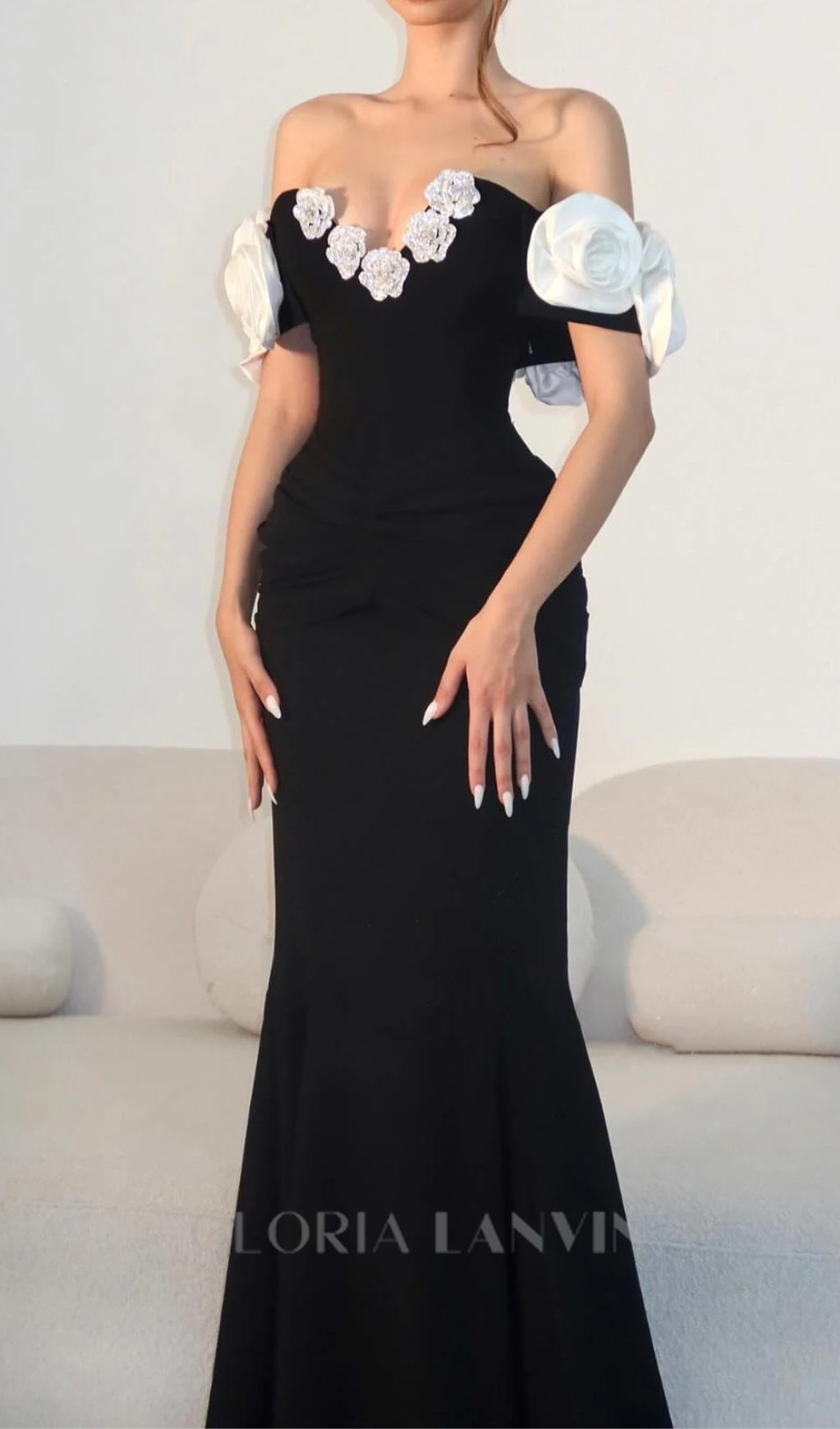 Robe longue moulante à épaules dénudées et fleurs 3D, style bandage, signée BEATRICE BLACK