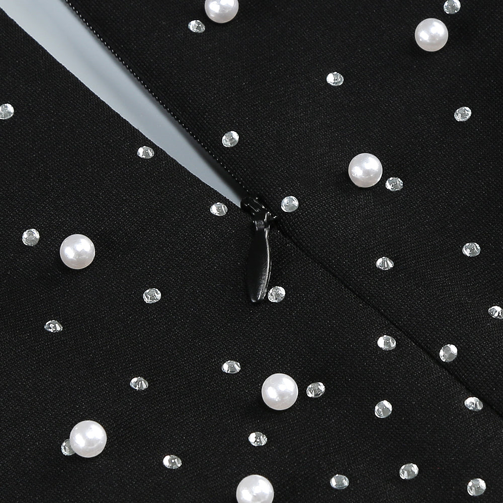 Robe longue noire à col en V ornée de perles