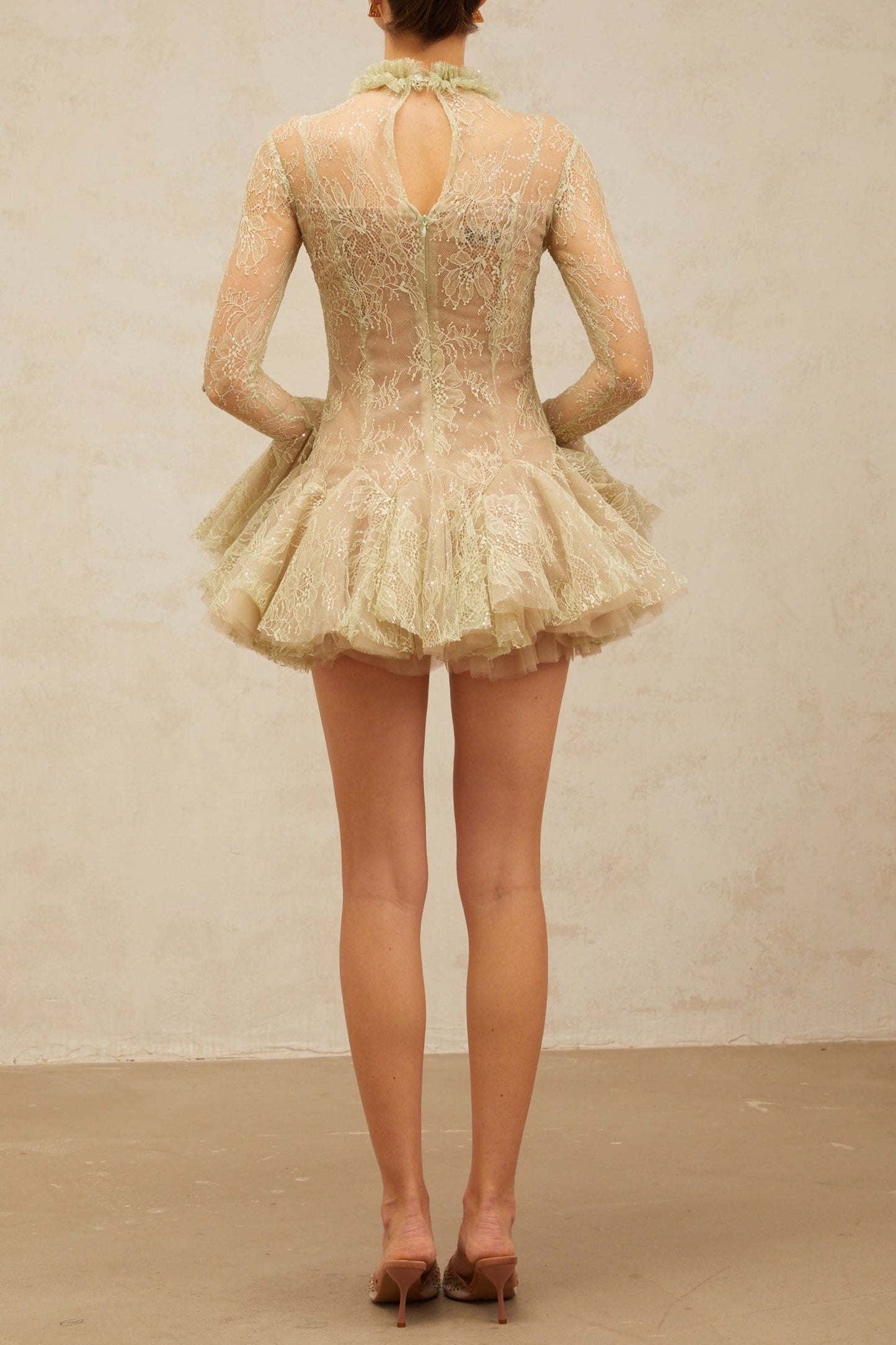 Grünes besticktes ausgestelltes Minikleid