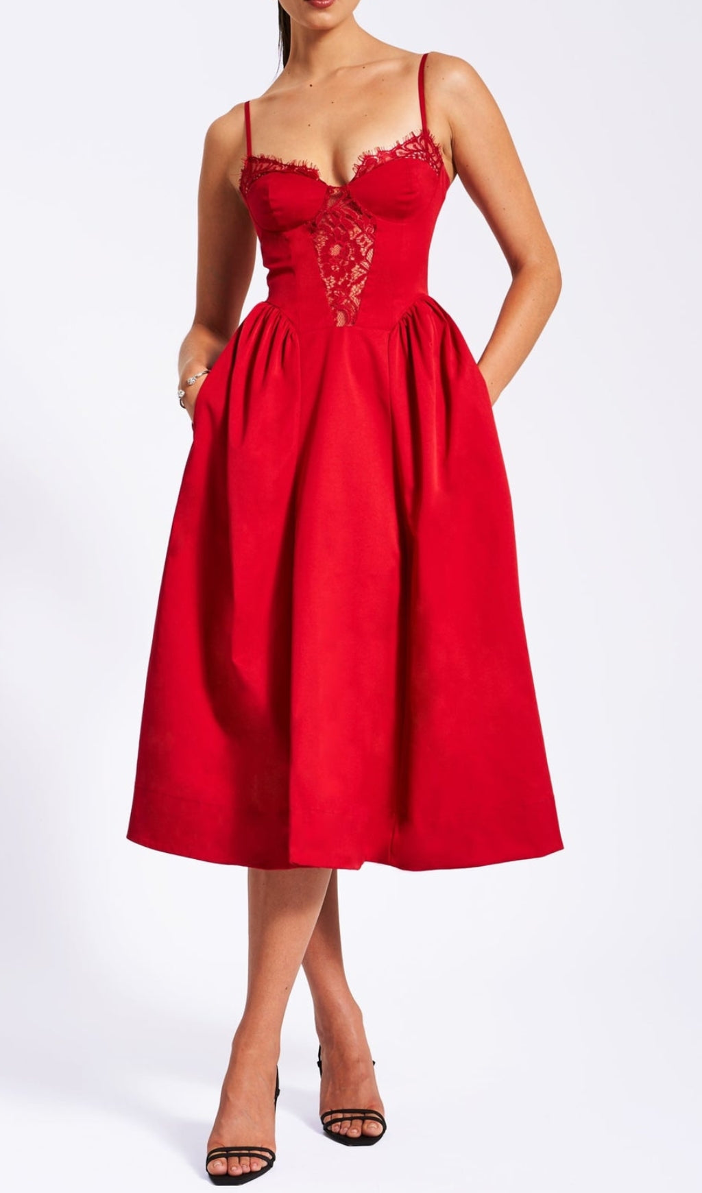 ROTES MIDIKLEID MIT SPITZENBESATZ