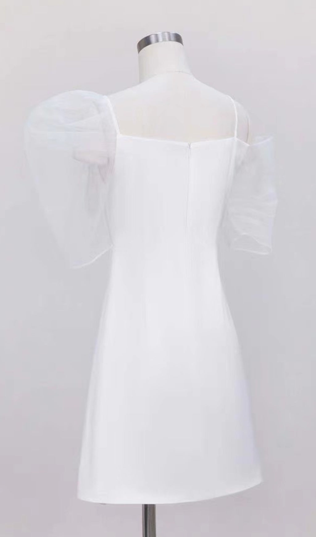 ROBE MINI À NŒUD À MANCHES BOUFFANTES BLANCHE