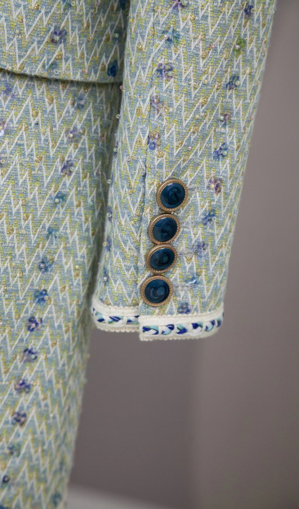 FLORALE TWEED-KNÖPFE-JACKE + MINIROCK