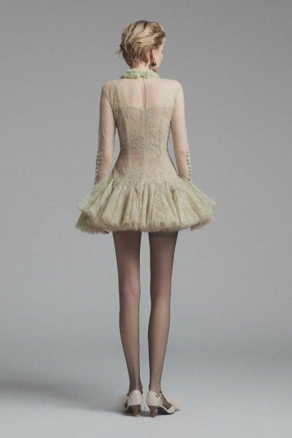 Grünes besticktes ausgestelltes Minikleid