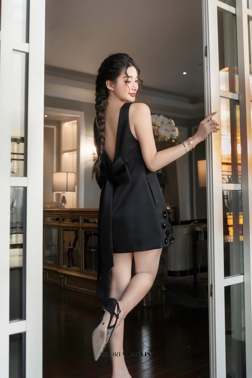 Robe mini noire sans manches à col en V et imprimé floral