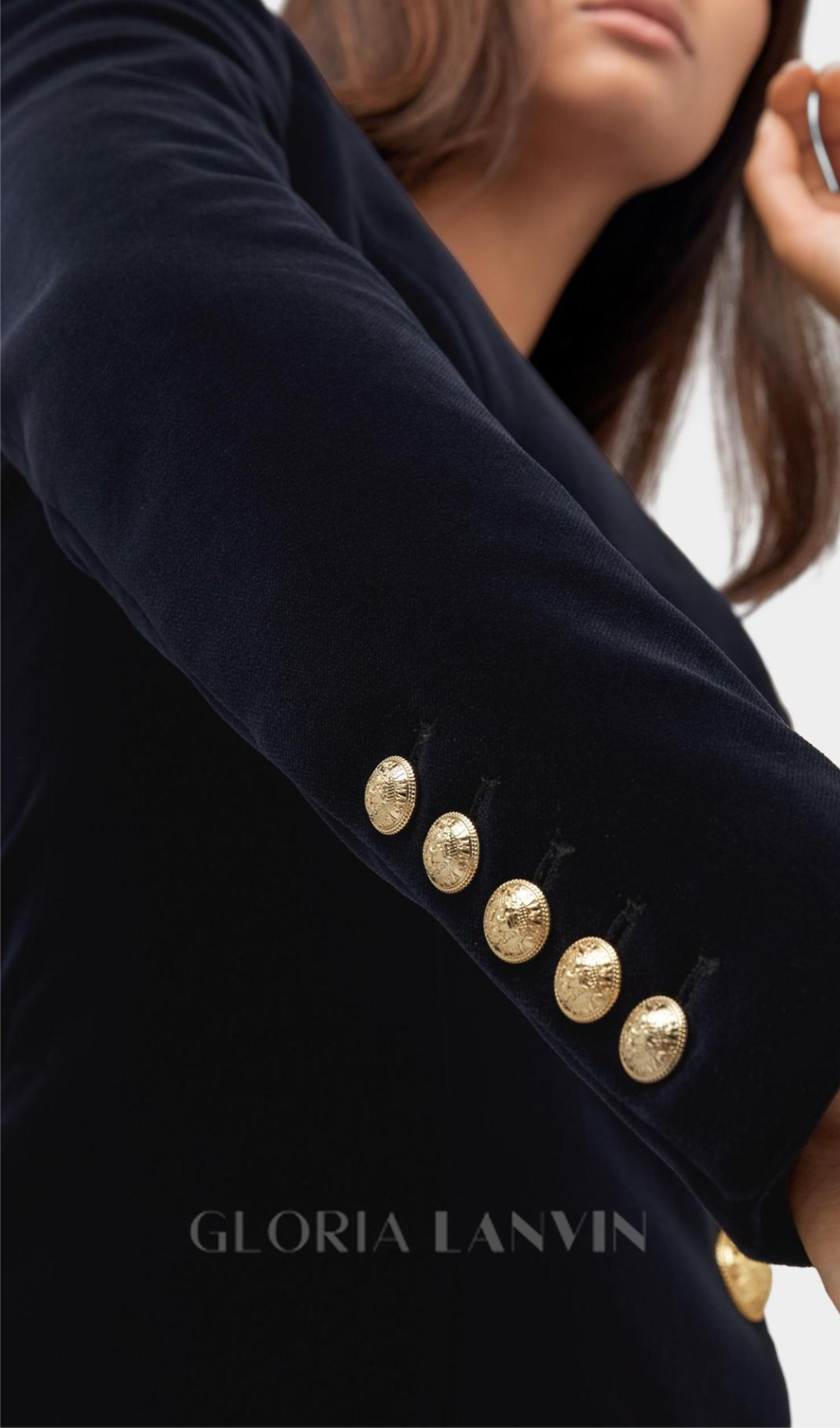 HEDDA MINIKLEID AUS SCHWARZEM SAMT MIT V-AUSSCHNITT UND METALLKNÖPFEN