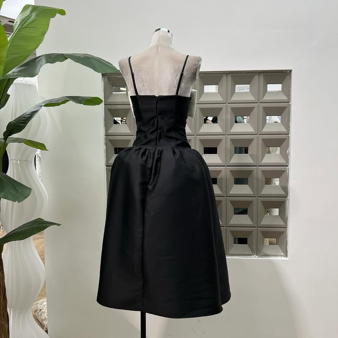 Robe midi en taffetas noir ornée d'un nœud