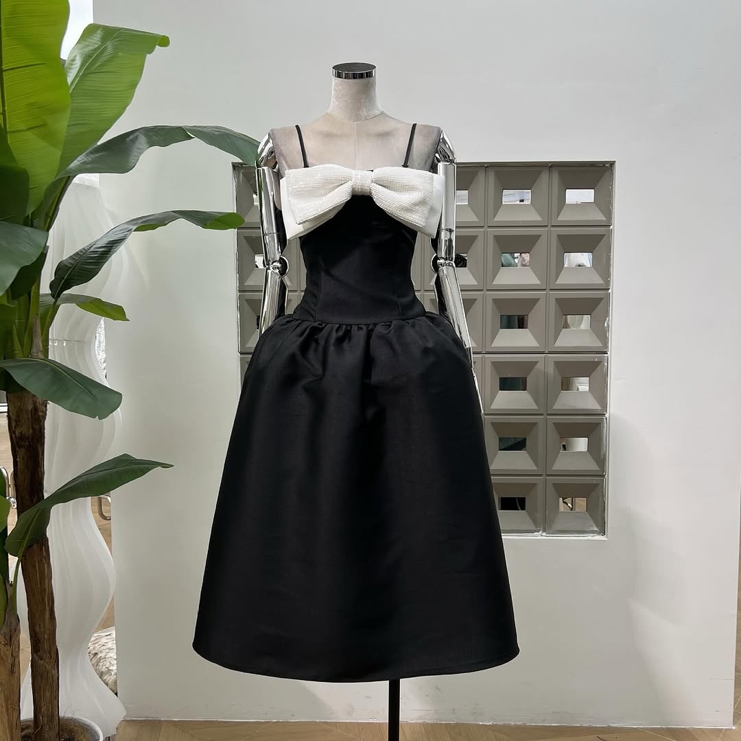 Robe midi en taffetas noir ornée d'un nœud