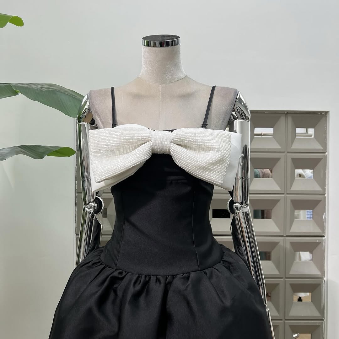 Robe midi en taffetas noir ornée d'un nœud