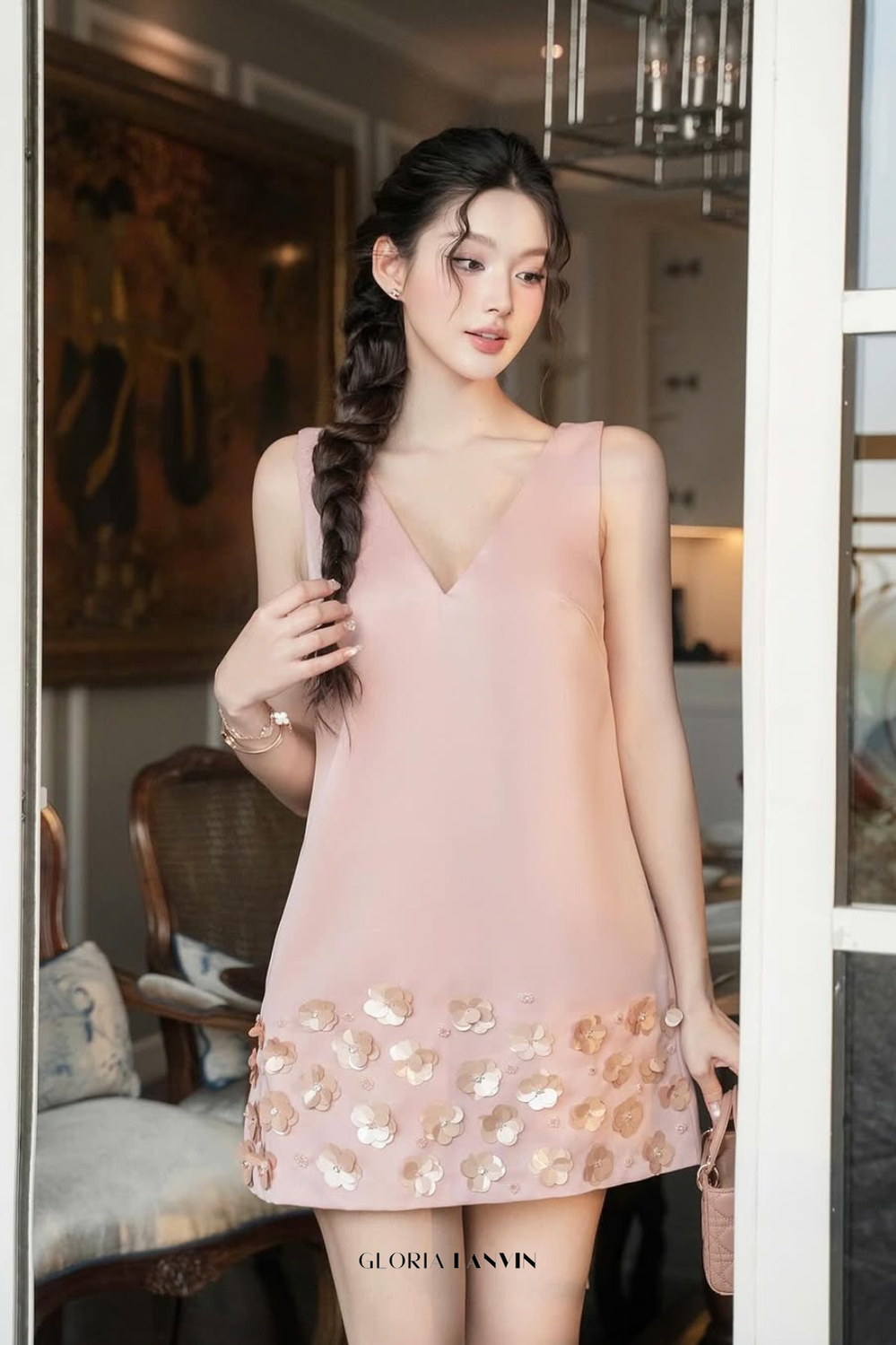 Robe courte rose sans manches à col en V et imprimé floral