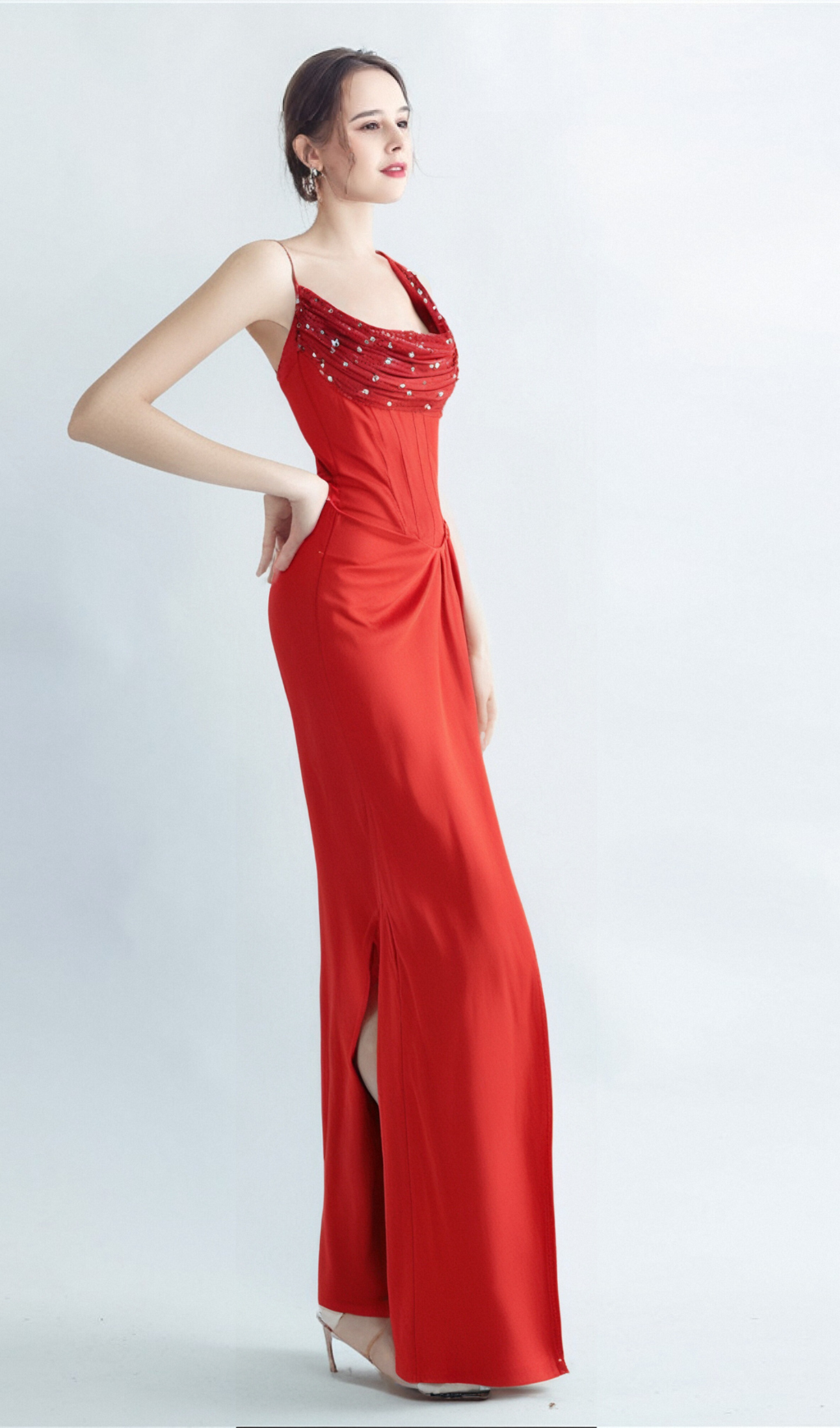 ELMA ONE-SCHULTER-MAXIKLEID MIT KRISTALLDETAILS UND HOCHGESCHLITZ IN ROT