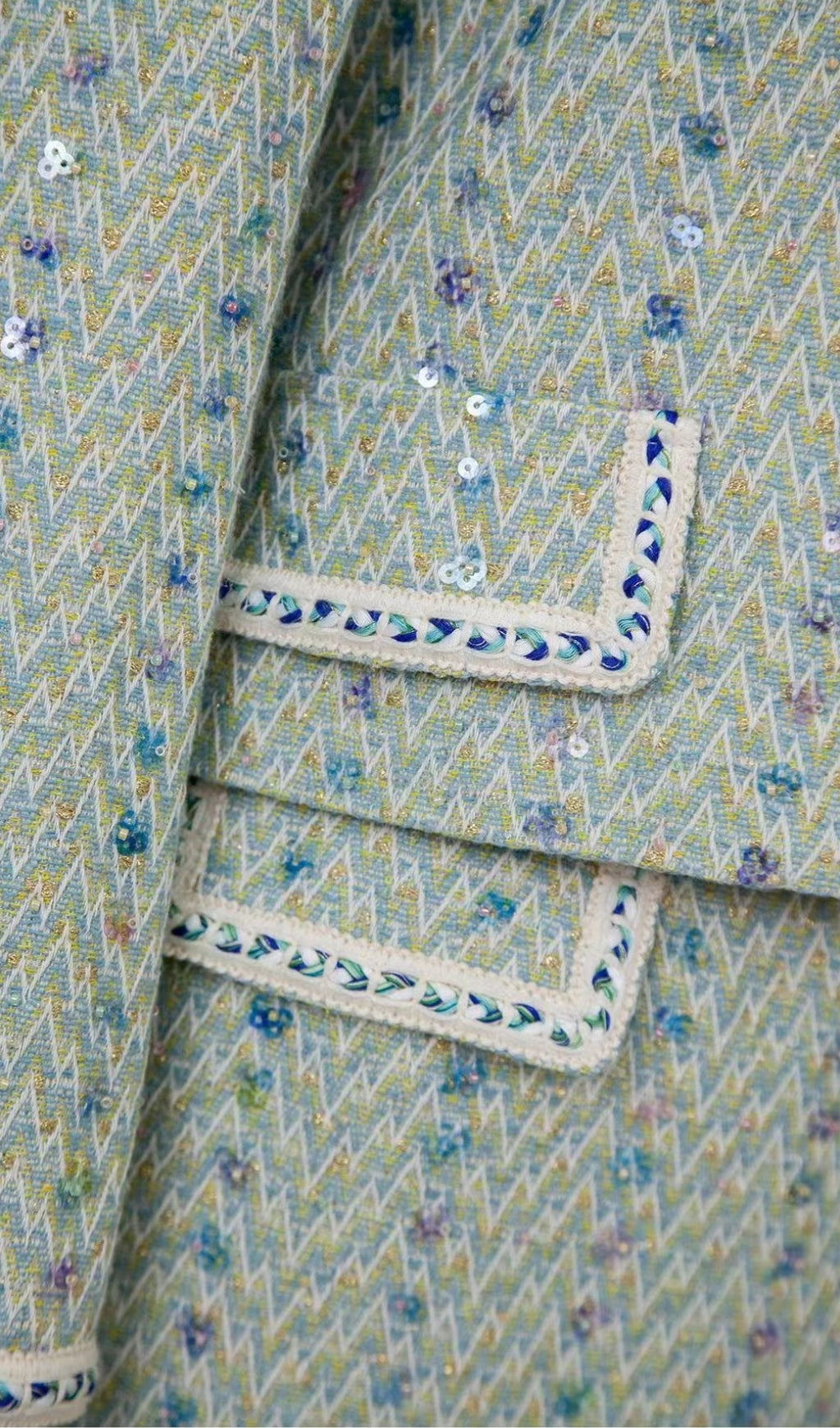 FLORALE TWEED-KNÖPFE-JACKE + MINIROCK