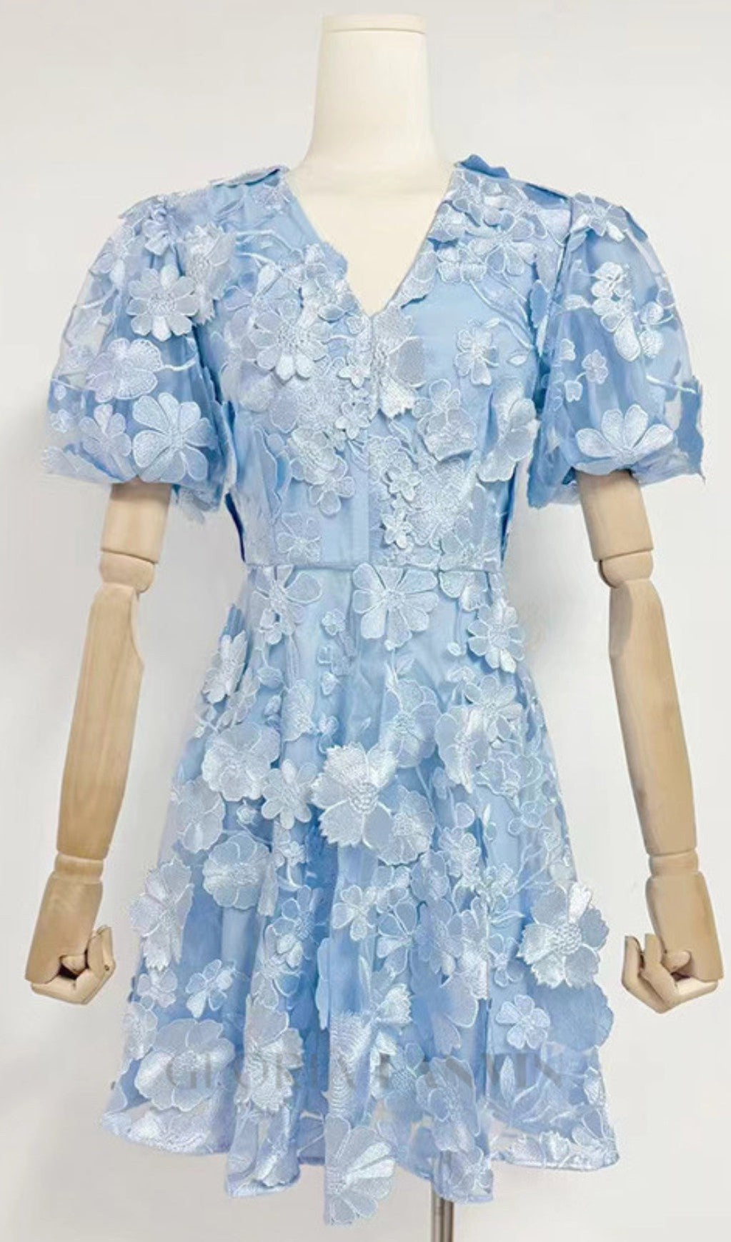 CHAYAN MINIKLEID MIT BLUMENSTICKEREI