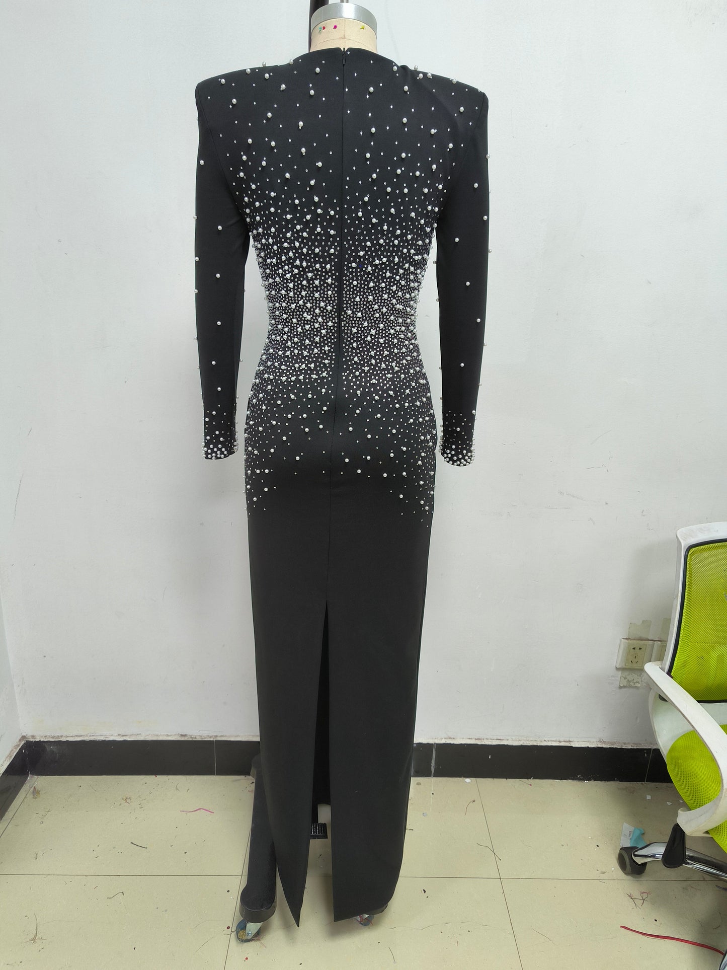 Robe longue noire à col en V ornée de perles