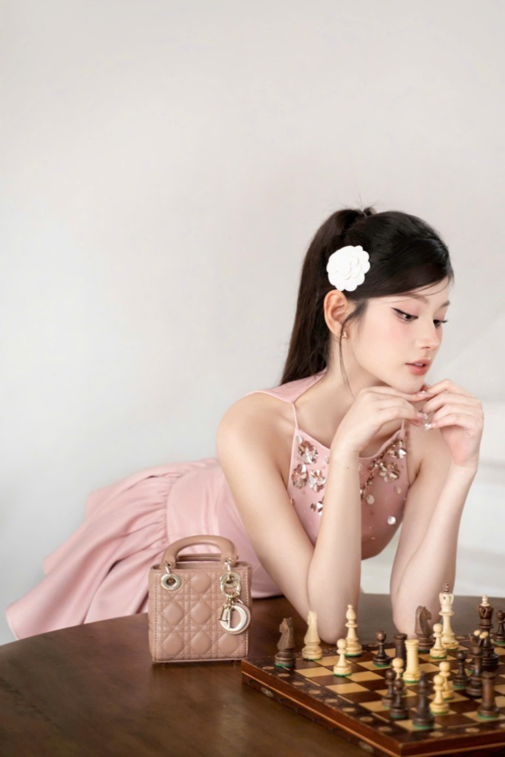 robe mini-gilet rose ornée de cristaux