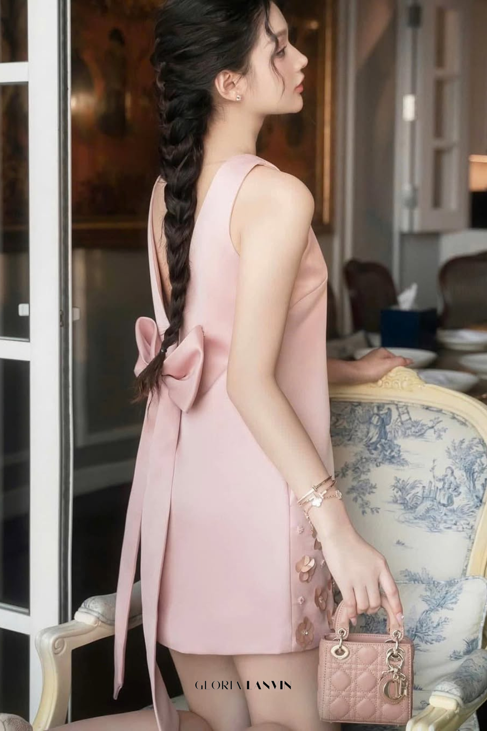 Robe courte rose sans manches à col en V et imprimé floral