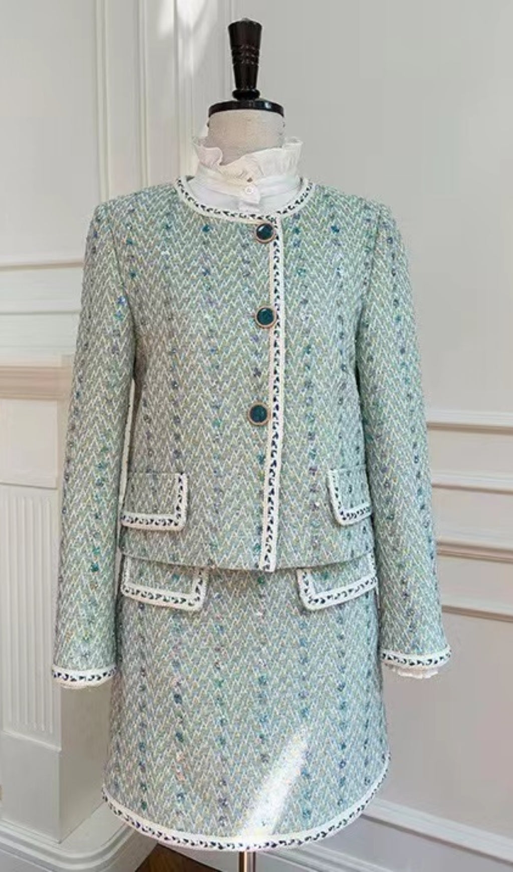 FLORALE TWEED-KNÖPFE-JACKE + MINIROCK