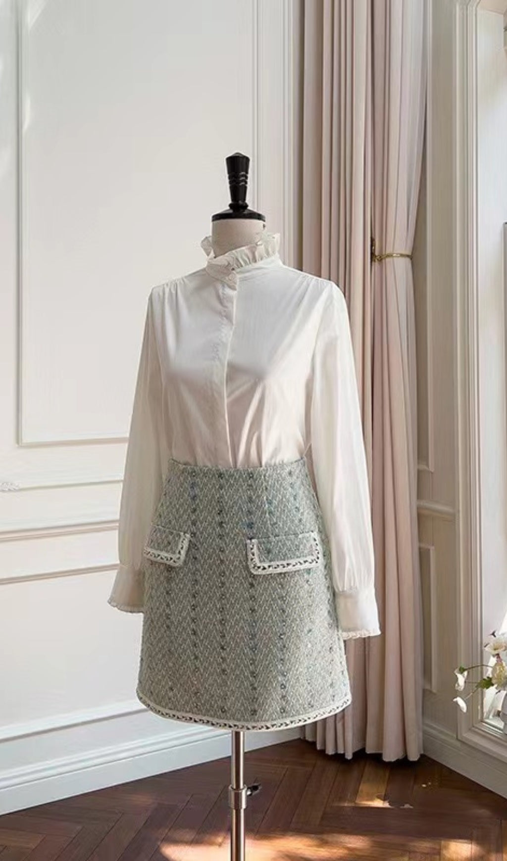 FLORALE TWEED-KNÖPFE-JACKE + MINIROCK